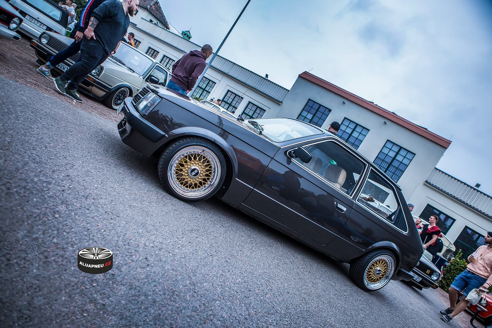 Zlatá alu kola Opel Kadett tuning Německo