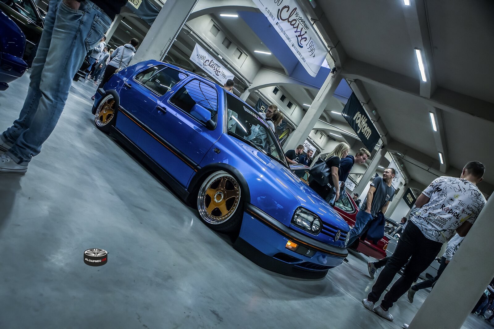 Zlatá alu kola VW Golf 5 - tuning Dresden