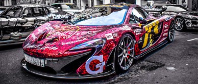 5 příběhů z milionářské rallye Gumball 3000 aneb když milióny přehazuješ vidlema