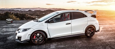 Závodní vůz na běžné silnici. To je Honda Type R